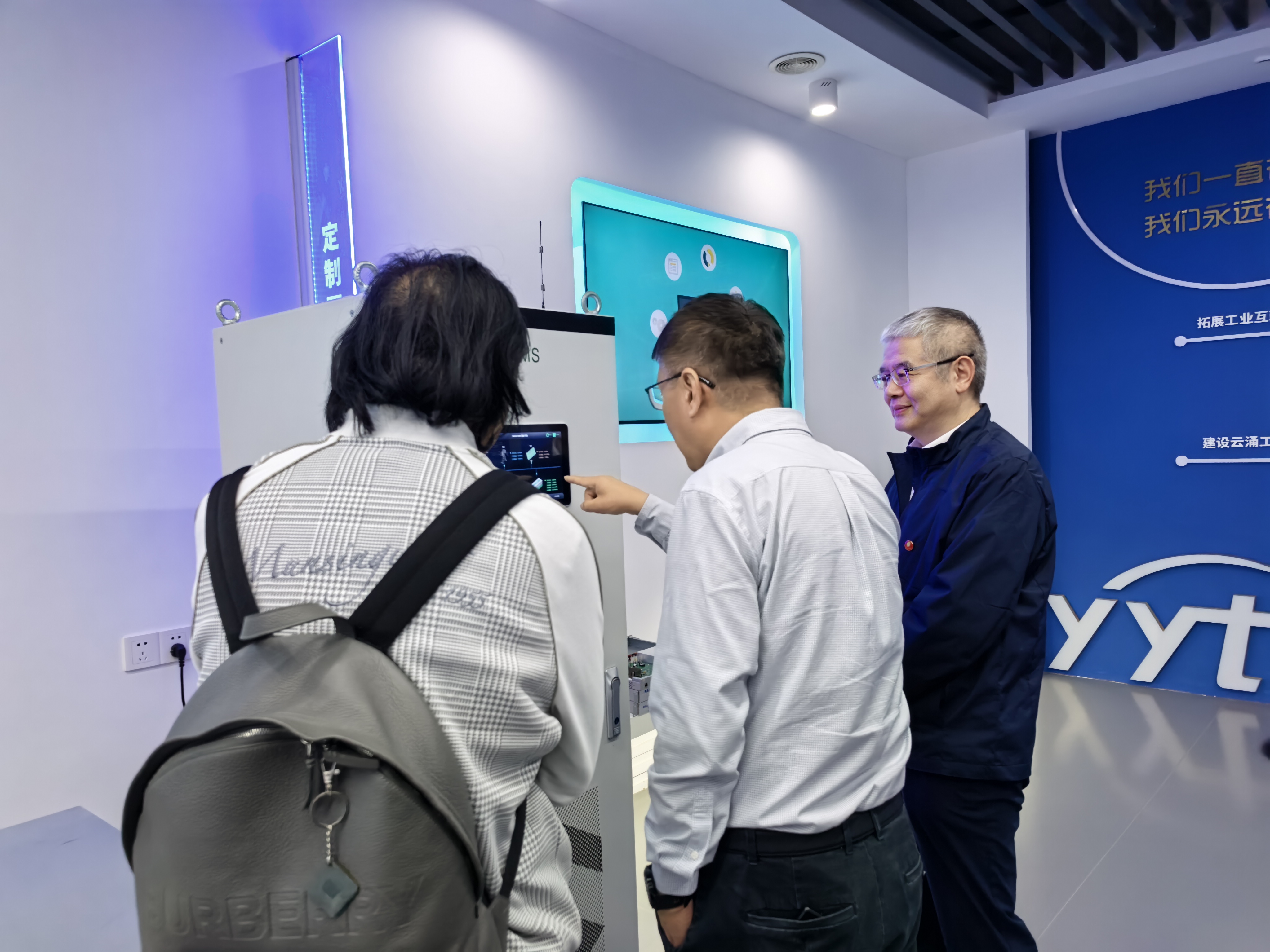 龙芯中科胡伟武一行莅临新葡京平台考察